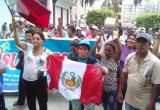 La protesta de los trabajadores de Tuman continúa nuevamente frente al Palacio Judicial. (Foto Chiclayoenlinea.com)