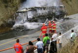 El bus en el que se trasladaban los cantantes del Grupo 5 se incendió esta mañana. (Foto Andina)