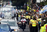 El Papa Francisco es recibido por una multitud a su arribo a Guayaquil. (Foto AFP)