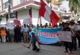 Los trabajadores de la azucarera Tumán protestaron esta vez frente al Poder Judicial. (Foto RPP)