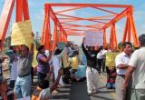 Trabajadores de CGTP bloquean el puente de Reque por el retraso de las obras (Foto Referencial)