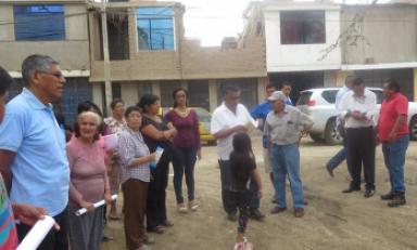 El alcalde de Chiclayo David Cornejo en reunión con los pobladores de 9 de Octubre.