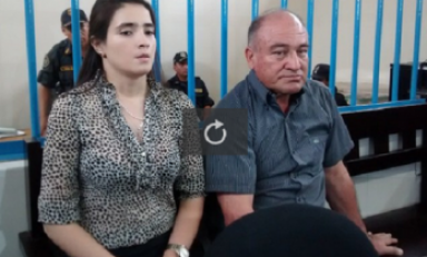 El exalcalde, Roberto Torres Gonzáles, y Katiuskha del Castillo, durante la audiencia hoy en el penal. (Foto cortesía RPP)