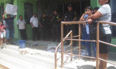 Pobladores de Olmos arrojan basura en el frontis de municipio