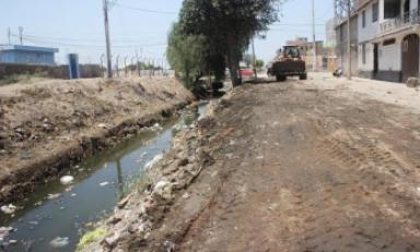 Comisión de Regantes de Chiclayo dejo grandes cúmulos de barro acumulado alrededor de la acequia Chiclayo.