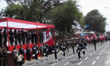 Escolares desfilaron por Fiestas Patrias