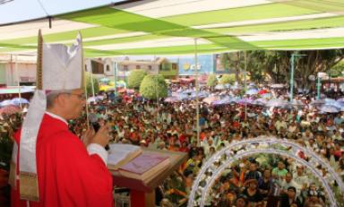 Miles de fieles llegan en el día central de la Cruz Motupe