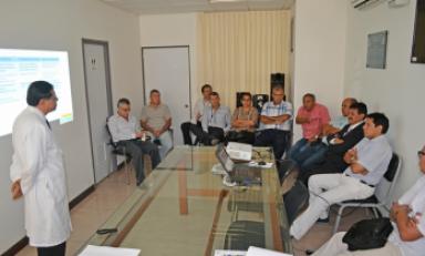 Consejeros regionales de Lambayeque reunidos con los directivos del Hospital Regional. (Foto cortesía)