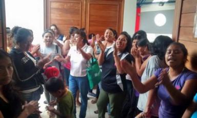 Padres de familia de colegio Rosa Flores de Oliva protestan. (Foto RPP)