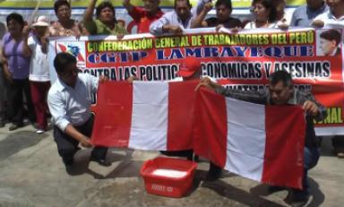 Agremiados a CGTP lavan bandera en el parque Obrero de Chiclayo
