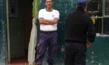 Estos serían dos de los policías municipales que estarían cobrando a los ambulantes. (Foto MPCh)