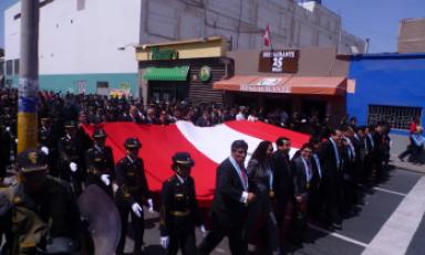 Con paseo de bandera y desfile celebran Fiestras Patrias en Chiclayo