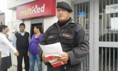 Policía honesto devuelve dinero encontrado en cajero automático
