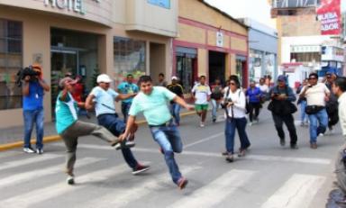 La imagen lo dice todo, los trabajadores de Tumán golpean al efectivo policial que estaba vestido de civil. (Foto El Comercio)