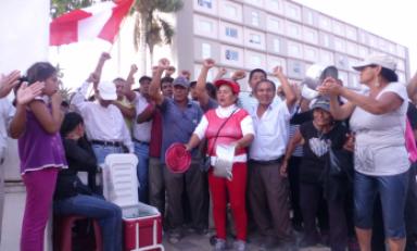 Trabajadores de Tumán protestan durante llegada de ministro del interior