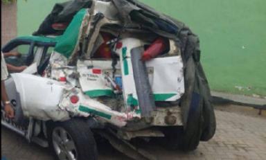 En estas condiciones quedó el patrullero que fue chocado por un ómnibus interprovincial. (Foto El Comercio)
